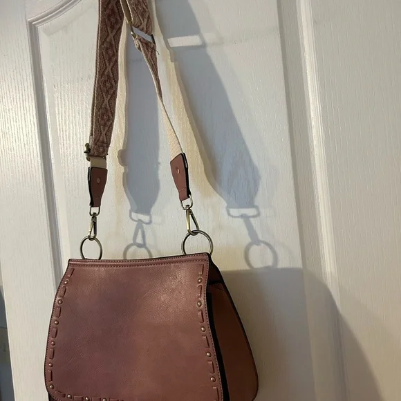Jen & Co Boho Studded Tassel Crossbody Bag Mauve Vegan Leather Guitar Strap NWT - Picture 4 of 9